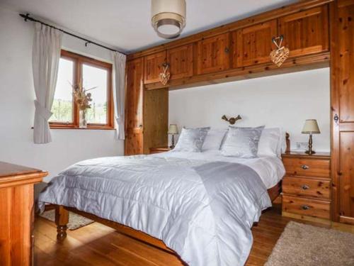 um quarto com uma cama grande e uma janela em Low Dow Crag em Coniston