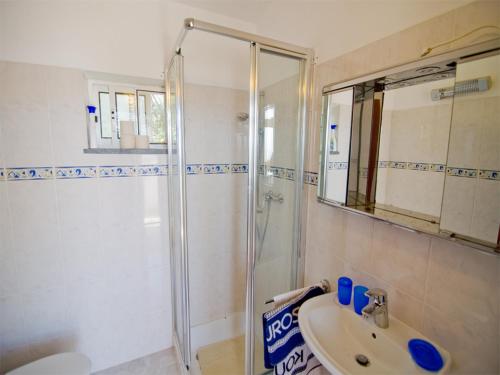 ein Bad mit einer Dusche und einem Waschbecken in der Unterkunft Villa Oliandra in Vilamoura