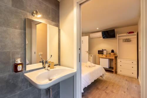 a bathroom with a sink and a bed in a room at Double Room in ToledoRooms VistaPark in Toledo