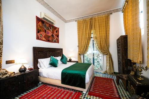 Ein Bett oder Betten in einem Zimmer der Unterkunft Dar Ben Daoud avec piscine et terrasse privee