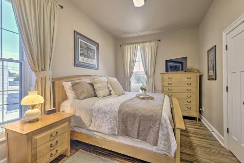 سرير أو أسرّة في غرفة في Quaint Apartment in Historic Georgetown!