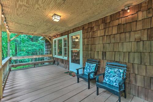 Μπαλκόνι ή βεράντα στο Near Hiking Roaring Gap Retreat with Fire Pit!
