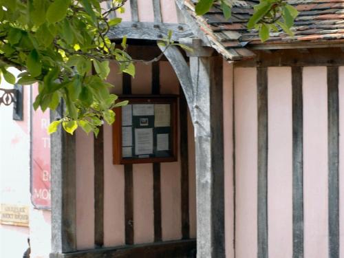 uma pequena casa com uma janela do lado em The Red Lion Hinxton em Hinxton