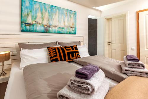 two beds with towels on them in a bedroom at Relitto Boutique und Aparthotel Borkum in Borkum