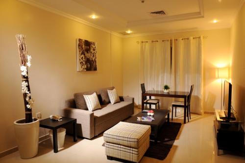 - un salon avec un canapé et une table dans l'établissement Salmiya Casa Hotel, à Koweït