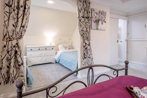 黑爾斯沃思的住宿－Liv's Place Bramfield Air Manage Suffolk，一间小卧室,配有一张床和一个梳妆台