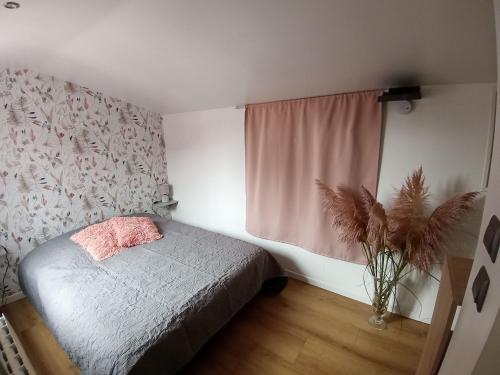 - une petite chambre avec un lit et une fenêtre dans l'établissement CHARMANTE MAISON PRES DE DIEPPE, à Offranville