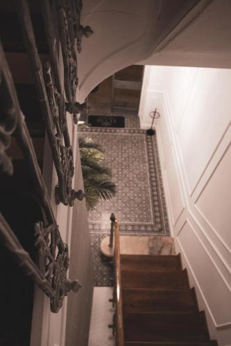 un pasillo con una escalera con una planta en Elvas the Queen Residence, en Elvas