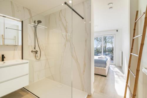 Et badeværelse på The Waves-Luxurious 3bedroom app w big terrace & garage