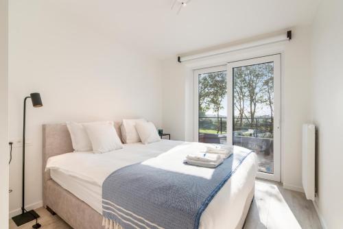En eller flere senge i et værelse på The Waves-Luxurious 3bedroom app w big terrace & garage