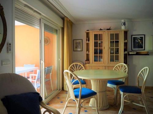 une salle à manger avec une table et des chaises et une fenêtre dans l'établissement Appartement 3 chambres climatisé dans Résidence calme avec Piscine et Tennis, à Cavalaire-sur-Mer