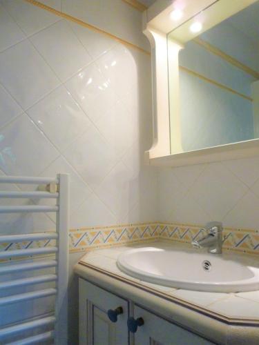 une salle de bain avec un lavabo et un miroir dans l'établissement Appartement 3 chambres climatisé dans Résidence calme avec Piscine et Tennis, à Cavalaire-sur-Mer