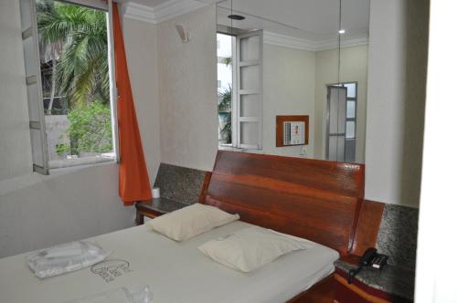 un dormitorio con una cama y una ventana en Hotel Casa Blanca - Adults Only, en Río de Janeiro