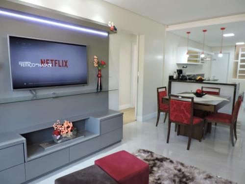 En TV eller et underholdningssystem på Apartamento Lindo Central