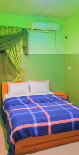 Postel nebo postele na pokoji v ubytování LARRYDAM HOTEL AND SUITES