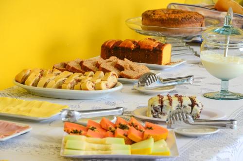 une table garnie de nombreux types d'aliments différents dans l'établissement Pousada Primavera, à Parati