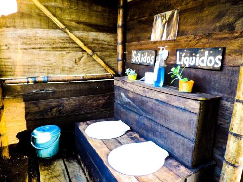 Pepino的住宿－Kindiwayra Ecohostal，木质建筑中带2个卫生间的浴室