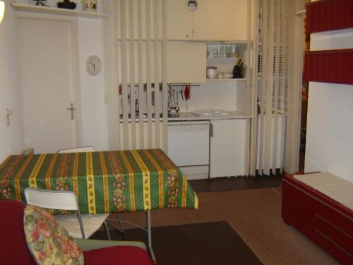a small room with a table and a kitchen at Appartment Aiguille Du Midi in Chamonix-Mont-Blanc