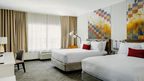 Un pat sau paturi într-o cameră la Lucky Star Casino Hotel & Convention Center