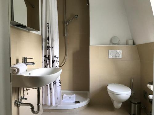 ein Bad mit einem Waschbecken und einem WC in der Unterkunft Villa Friedericia - Whg4 in Wyk auf Föhr