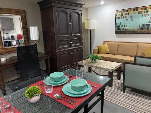 a living room with a table with plates on it at GRAN UBICACIÓN, en la zona de SANTA FE, KING BED in Mexico City