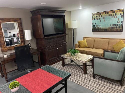 a living room with a couch and a tv at GRAN UBICACIÓN, en la zona de SANTA FE, KING BED in Mexico City