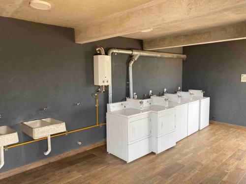Un baño con una fila de lavabos en una habitación. en GRAN UBICACIÓN, en la zona de SANTA FE, KING BED, en Ciudad de México