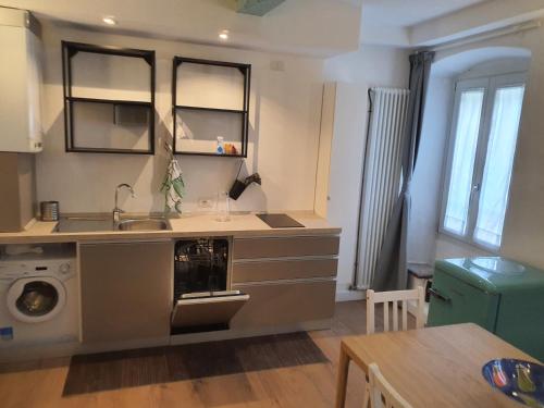 a kitchen with a sink and a washing machine at TIFFANY APPARTAMENTO in Varallo