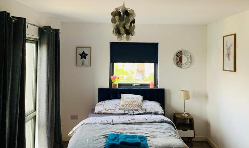 سرير أو أسرّة في غرفة في The Hive, Private Large Double Room, Barking, Close to London