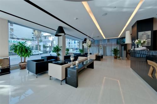 Un lugar para sentarse en Riva Reşatbey Luxury Hotel