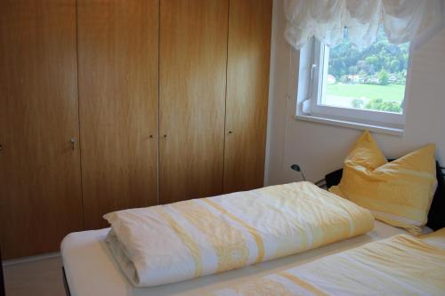Schlafzimmer mit einem Bett und einem Fenster in der Unterkunft Ferienwohnung K+M+B am Ossiacher See - Tom in Bodensdorf