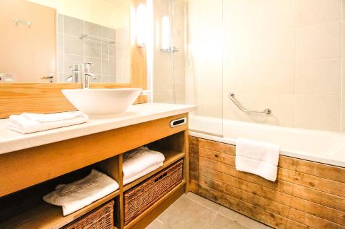 a bathroom with a sink and a tub at Exceptional 3 bed Penthouse with fireplace and stunning views in Flaine
