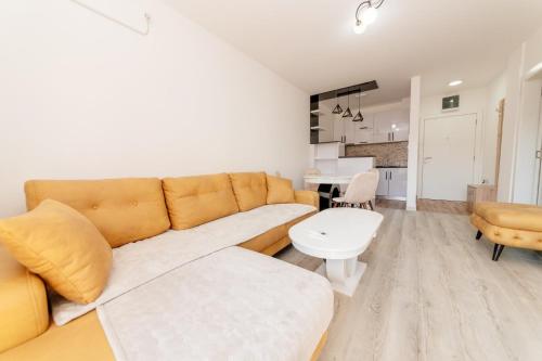 ein Wohnzimmer mit einem Sofa und einem Tisch in der Unterkunft Apartman Jovana Banja Koviljaca in Banja Koviljača