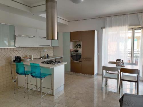 Casa Atena في سبرلونغا: مطبخ مع كونتر وكراسي في غرفة