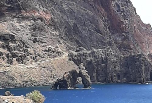 a mountain with a blue lake in front of it at MI CUMANESA in Frontera