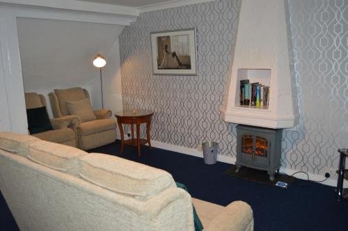 A seating area at Holiday Apartment Dunfermline 