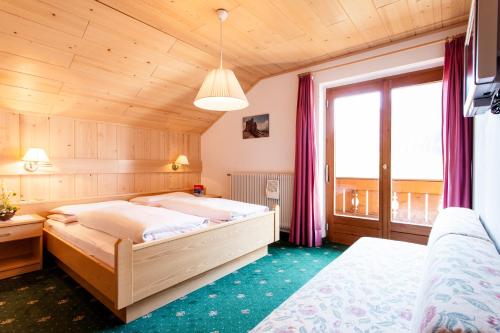 Postel nebo postele na pokoji v ubytování Gasthof Tuscherhof