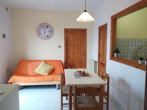 a small room with a bed and a table with a bowl of fruit at Casa Barbara - servizi inclusi - services included in Capoliveri