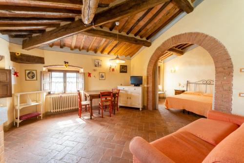 sypialnia z łóżkiem i salonem w obiekcie The Cottage in Casciana Terme w mieście Casciana Terme