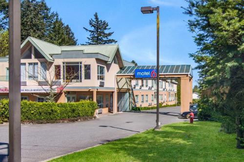 Afbeelding uit fotogalerij van Motel 6 Surrey, Bc in Surrey