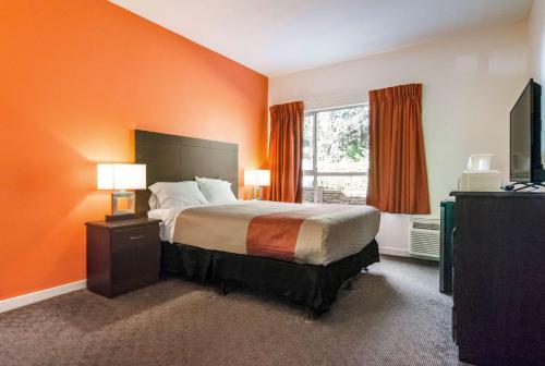 Katil atau katil-katil dalam bilik di Motel 6 Surrey, Bc