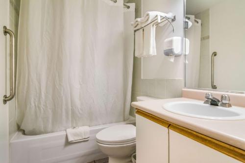 Bilik mandi di Motel 6 Surrey, Bc