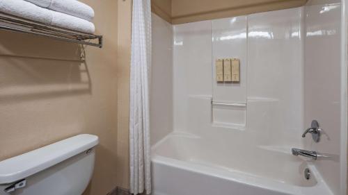 łazienka z prysznicem, białą wanną i toaletą w obiekcie Best Western Plus Ruidoso Inn w mieście Ruidoso