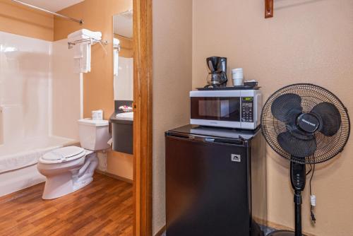 Far West Motel tesisinde bir banyo