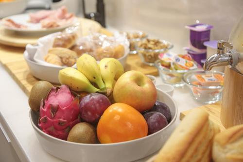 a bowl of fruits and vegetables on a counter at Hostal Casa de Luna y Sol in Úbeda