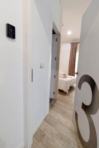 a room with a large letter s on the wall at Hostal Casa de Luna y Sol in Úbeda