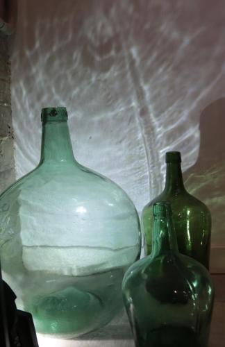 two green glass vases sitting next to each other at Hostal Casa de Luna y Sol in Úbeda
