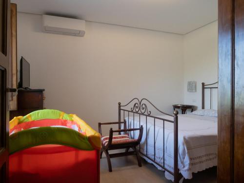 1 dormitorio con 1 cama y 1 silla en Casa Marietta, en San Nico