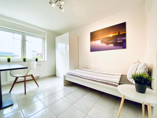 Habitación con cama, mesa y escritorio. en Auszeit Apartment BODENSEE mit 4 Schlafzimmern, 600 m Luftlinie bis zum Bodenseeufer, in unmittelbarer Nähe des Bodenseeradwegs, schöne Sonnenterrasse, schnelles Internet, für bis zu 5 Personen en Friedrichshafen