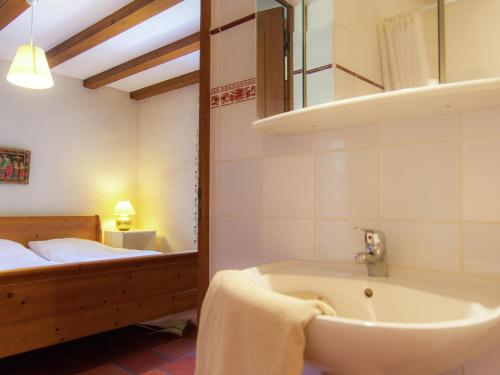 ein Bad mit einer Badewanne, einem Bett und einem Waschbecken in der Unterkunft La petit Gapard in Issac